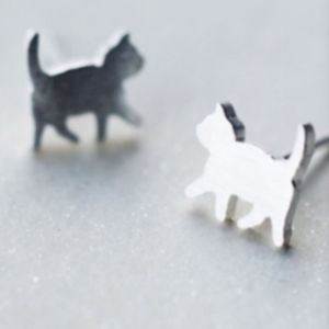 🐅🐾🖤 Dainty silver strolling cat earrings